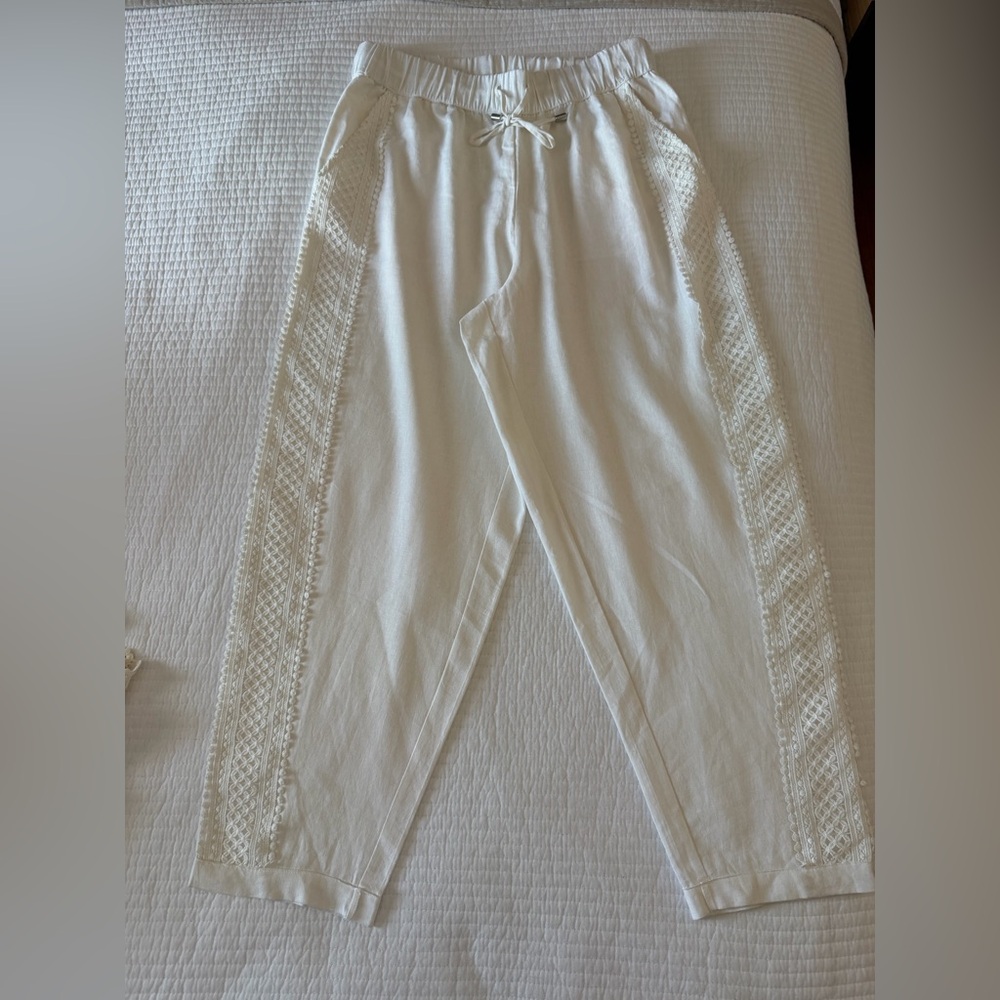 Chic Lace-Accent Pants in Cream